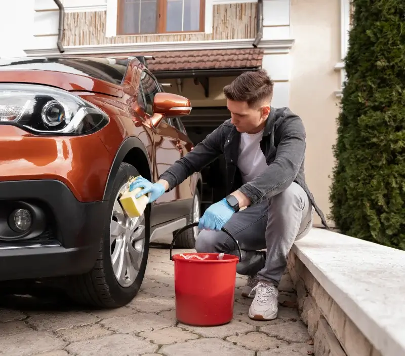 Lavage auto à domicile Saint-Léger-de-Montbrillais : professionnel intervenant sur un véhicule